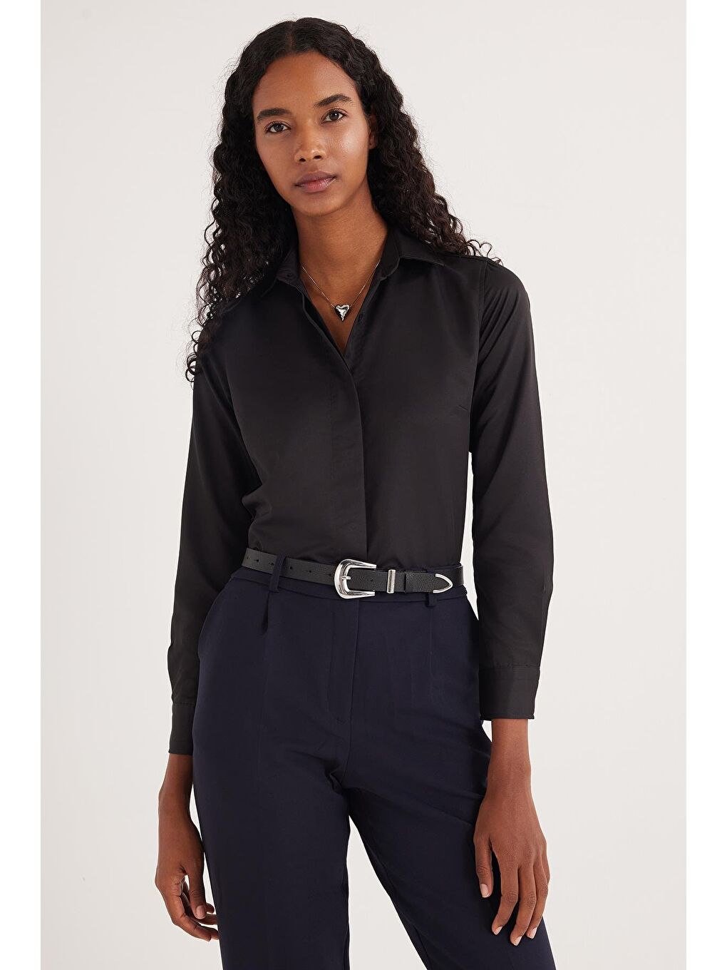 Kadın Slim Fit Dar Kesim Vucüda Oturan Uzun Kollu Gizli Düğme Detaylı Siyah Basic Gömlek-4