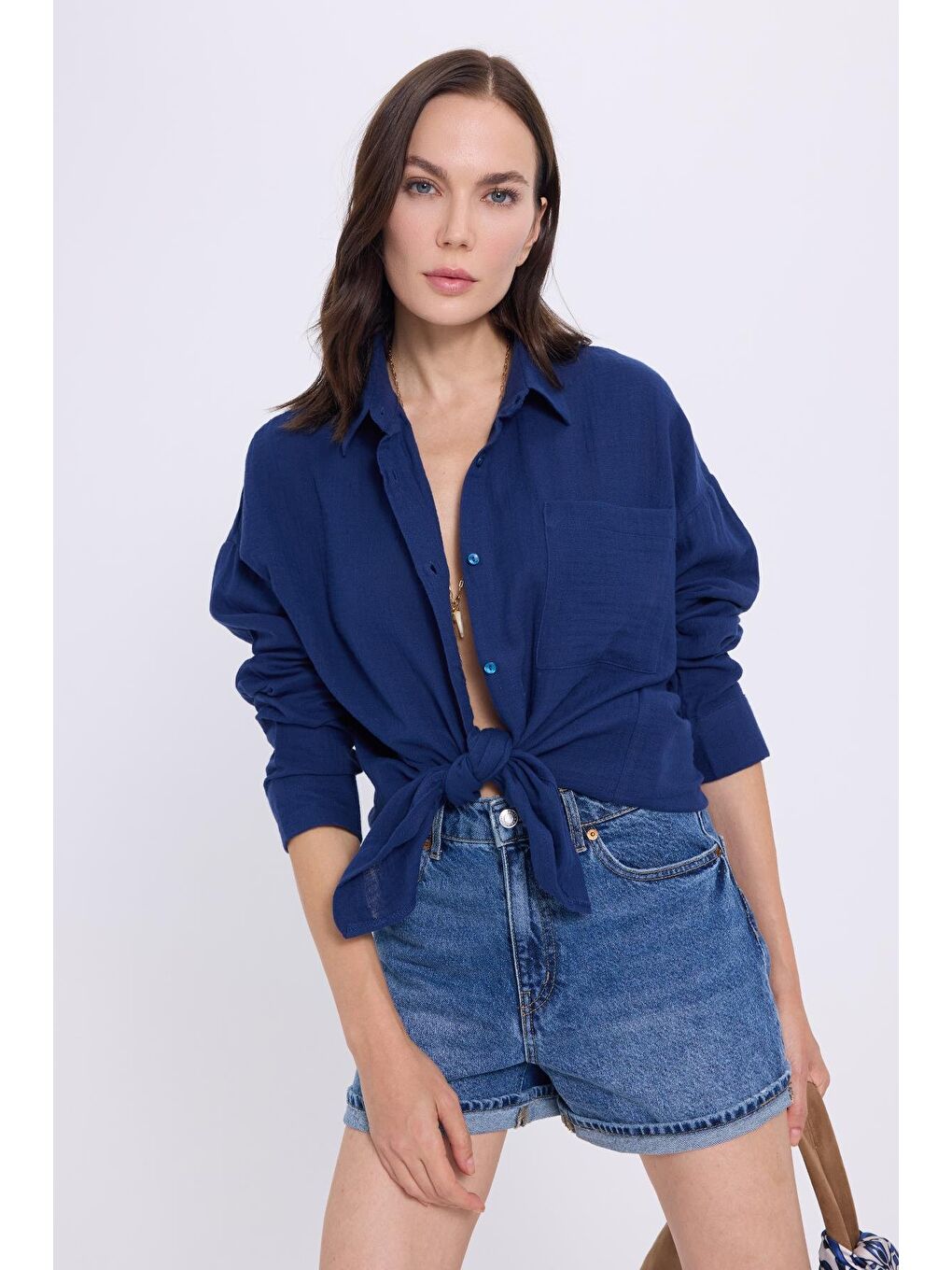 Kadın Oversize Geniş Kesim %100 Pamuk Müslin Kumaş Uzun Kollu Cepli Dokulu Lacivert Gömlek-1