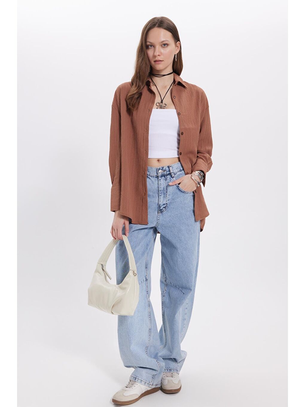 Kadın Oversize Geniş Kesim Bürümcük Pens Detaylı Uzun Kollu Dokulu Kahverengi Gömlek-2