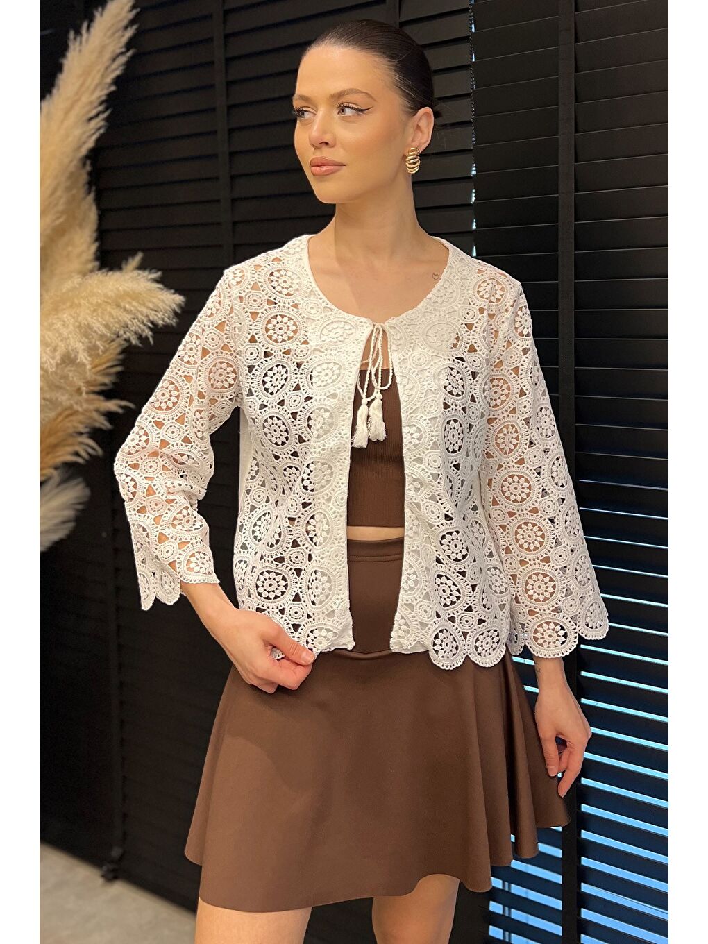 Ekru Yaka Bağlamalı Dantel İşlemeli Kadın Keten Hırka