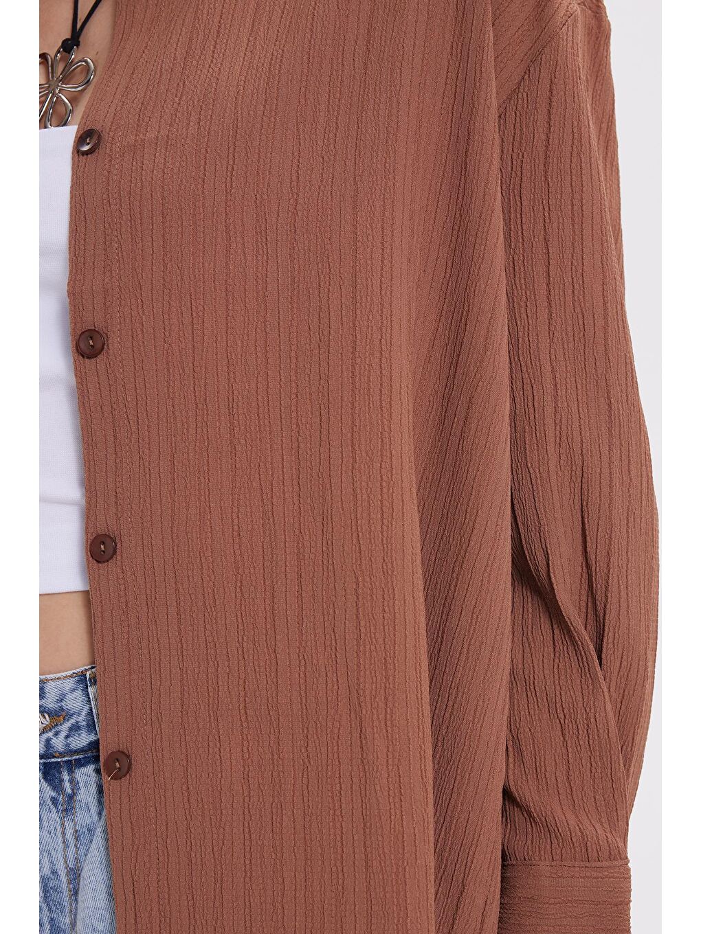 Kadın Oversize Geniş Kesim Bürümcük Pens Detaylı Uzun Kollu Dokulu Kahverengi Gömlek-3