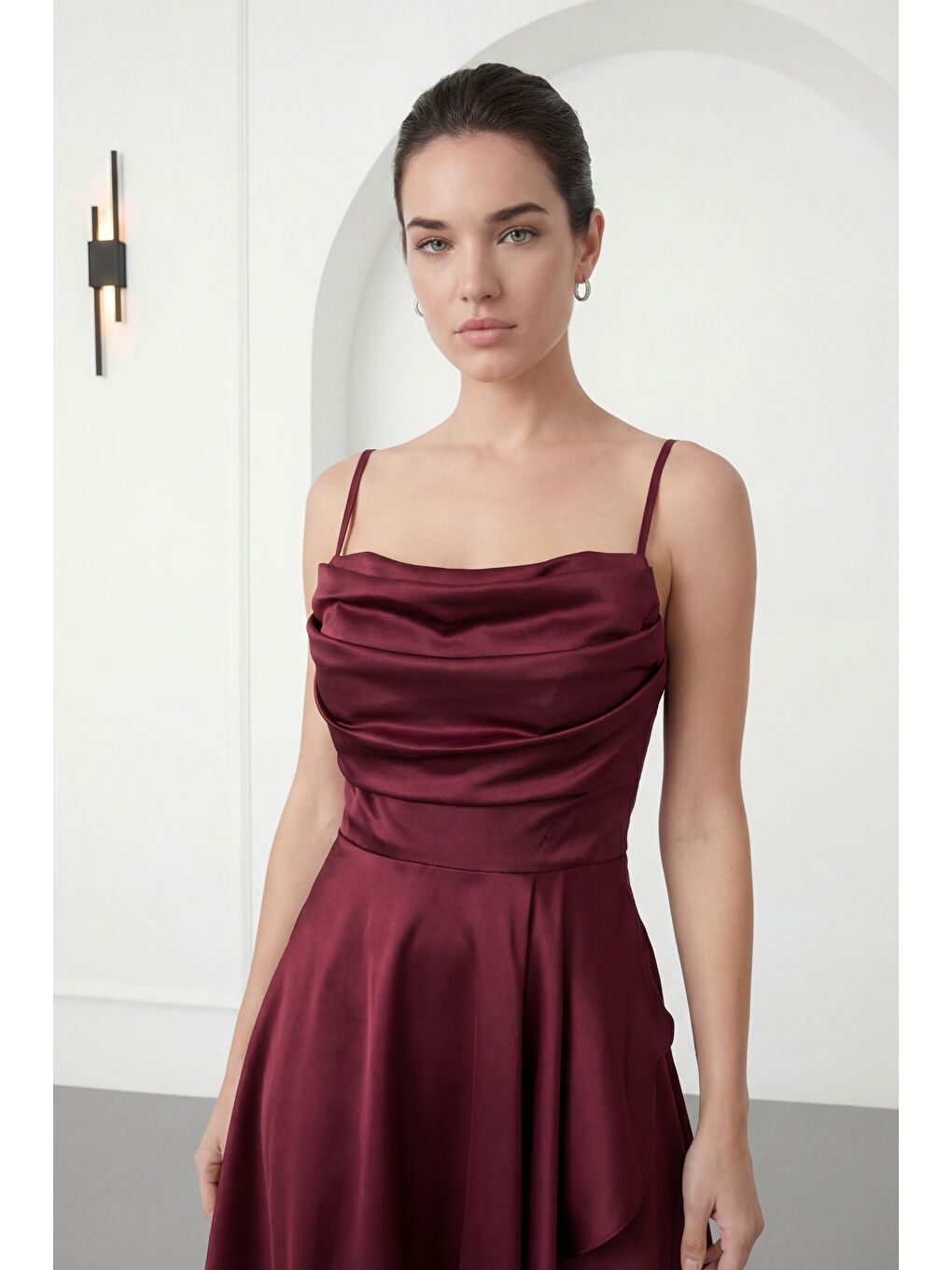 Kadın Bordo Volanlı Yırtmaçlı Kısa Saten Abiye & Mezuniyet Elbisesi-2