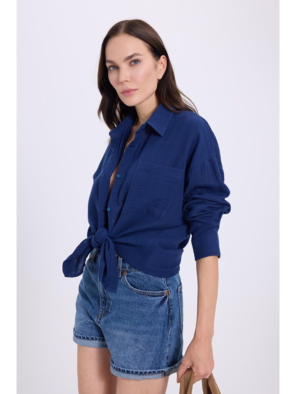 Kadın Oversize Geniş Kesim %100 Pamuk Müslin Kumaş Uzun Kollu Cepli Dokulu Lacivert Gömlek-4