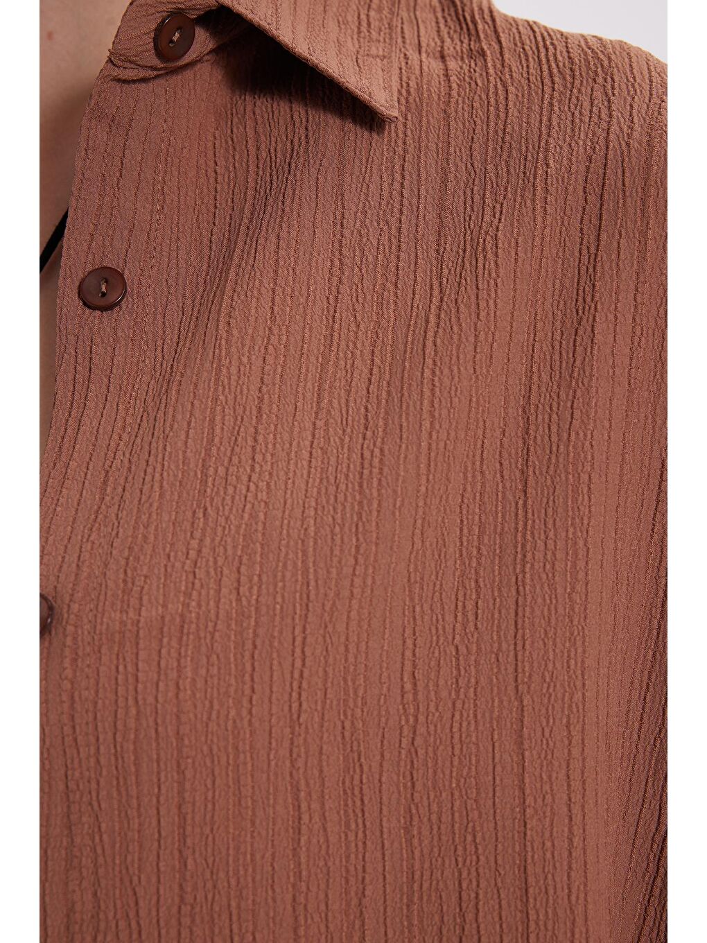 Kadın Oversize Geniş Kesim Bürümcük Pens Detaylı Uzun Kollu Dokulu Kahverengi Gömlek-4