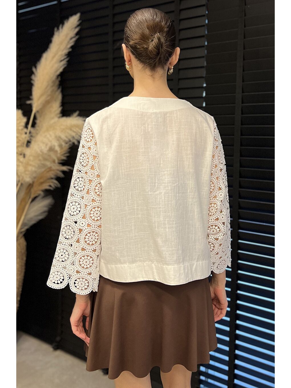 Ekru Yaka Bağlamalı Dantel İşlemeli Kadın Keten Hırka-2