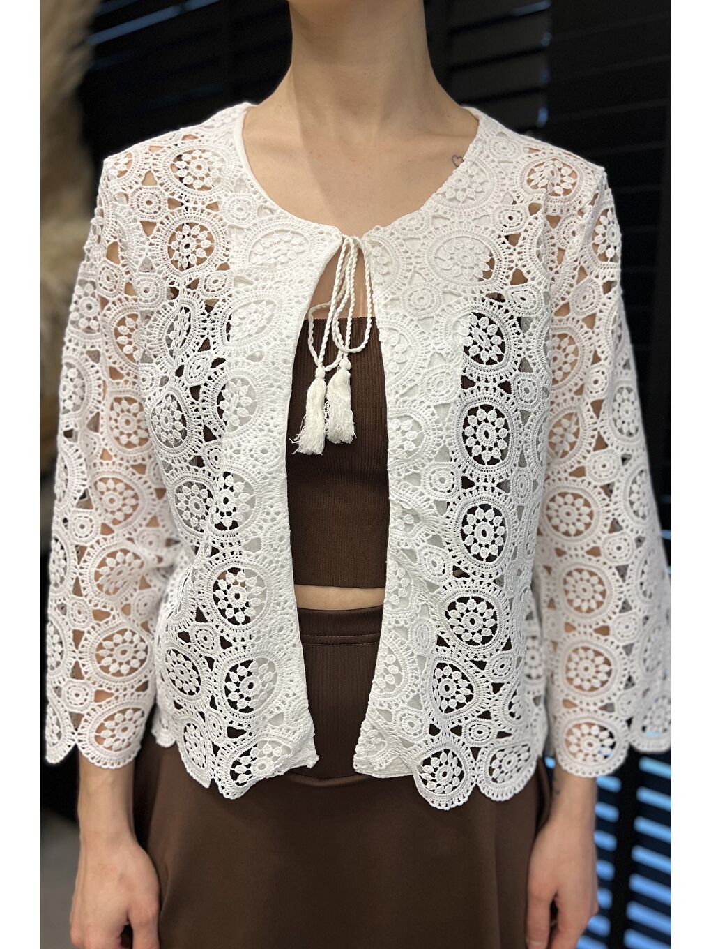 Ekru Yaka Bağlamalı Dantel İşlemeli Kadın Keten Hırka-3