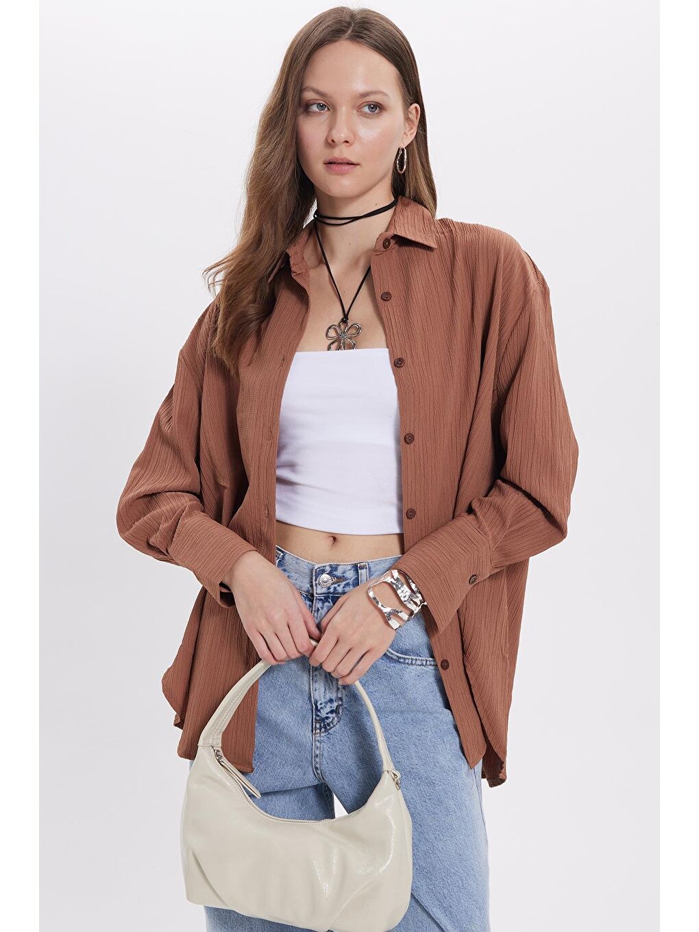 Kadın Oversize Geniş Kesim Bürümcük Pens Detaylı Uzun Kollu Dokulu Kahverengi Gömlek-5