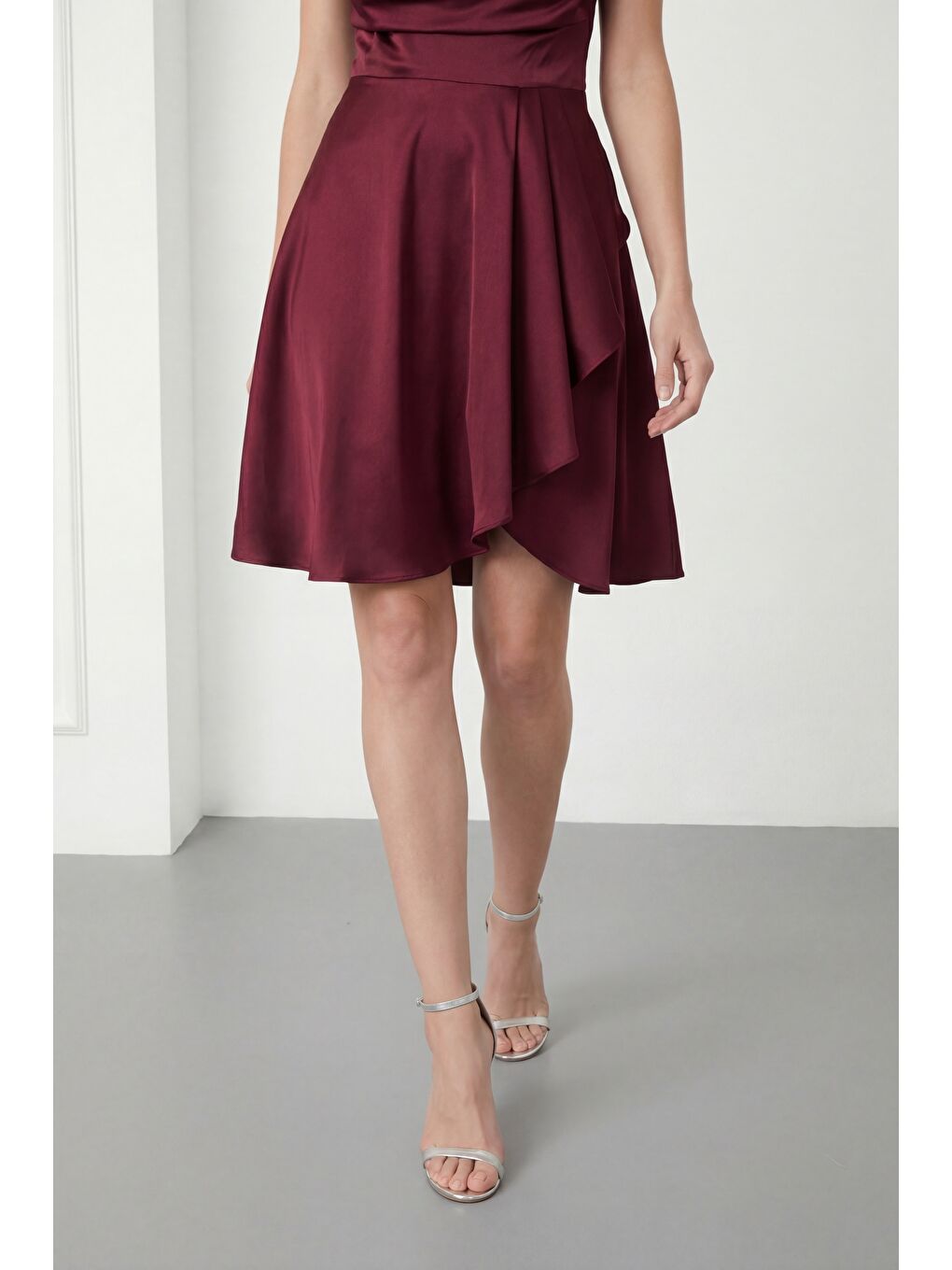 Kadın Bordo Volanlı Yırtmaçlı Kısa Saten Abiye & Mezuniyet Elbisesi-3