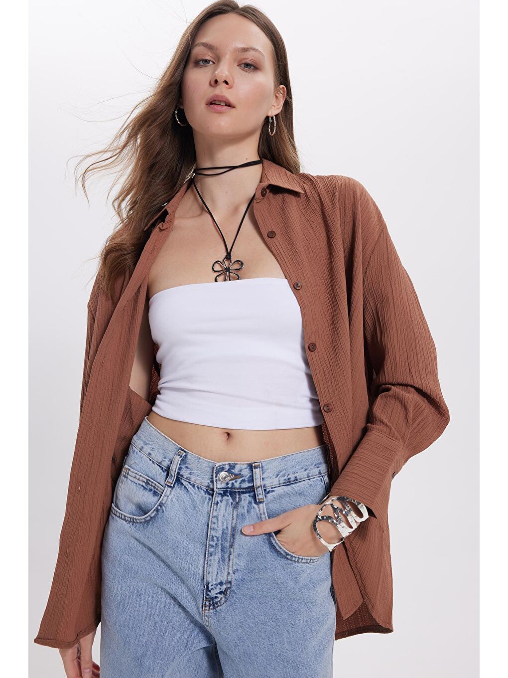 Kadın Oversize Geniş Kesim Bürümcük Pens Detaylı Uzun Kollu Dokulu Kahverengi Gömlek-7