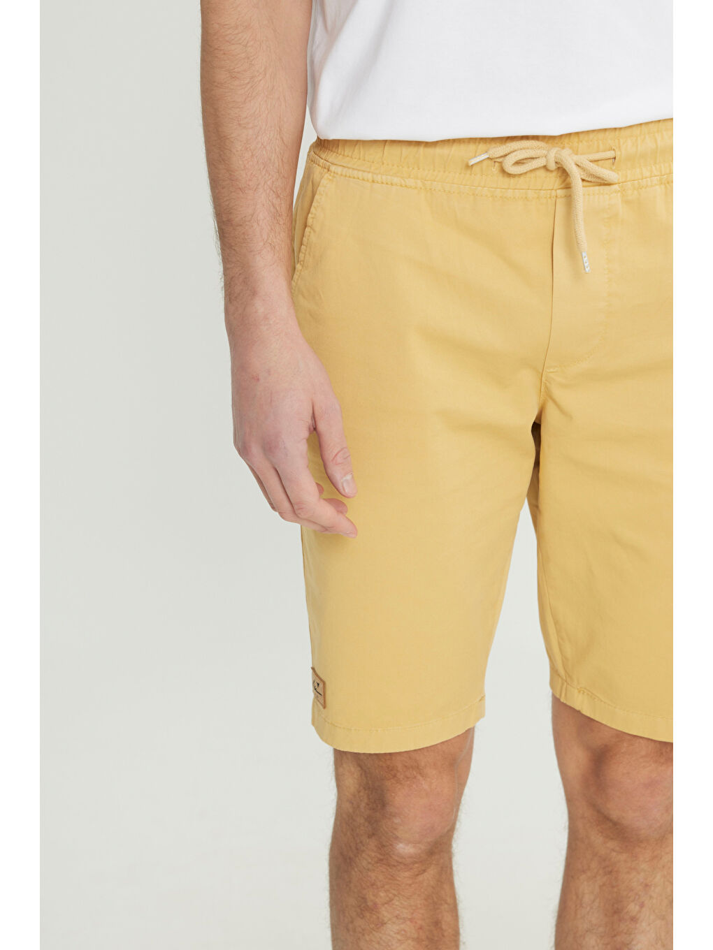 Erkek Sarı Slim Fit Dar Kesim Pamuklu Yan Cepli Şort-3