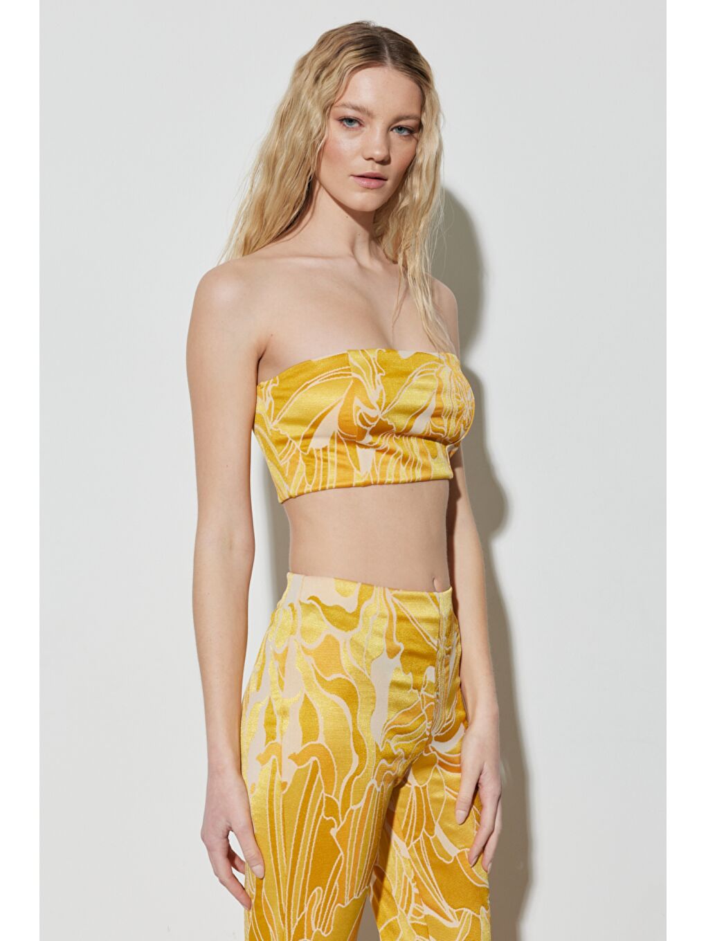 Regular Fit Normal Kesim %100 Pamuk Askılı Sarı Crop Bluz-2