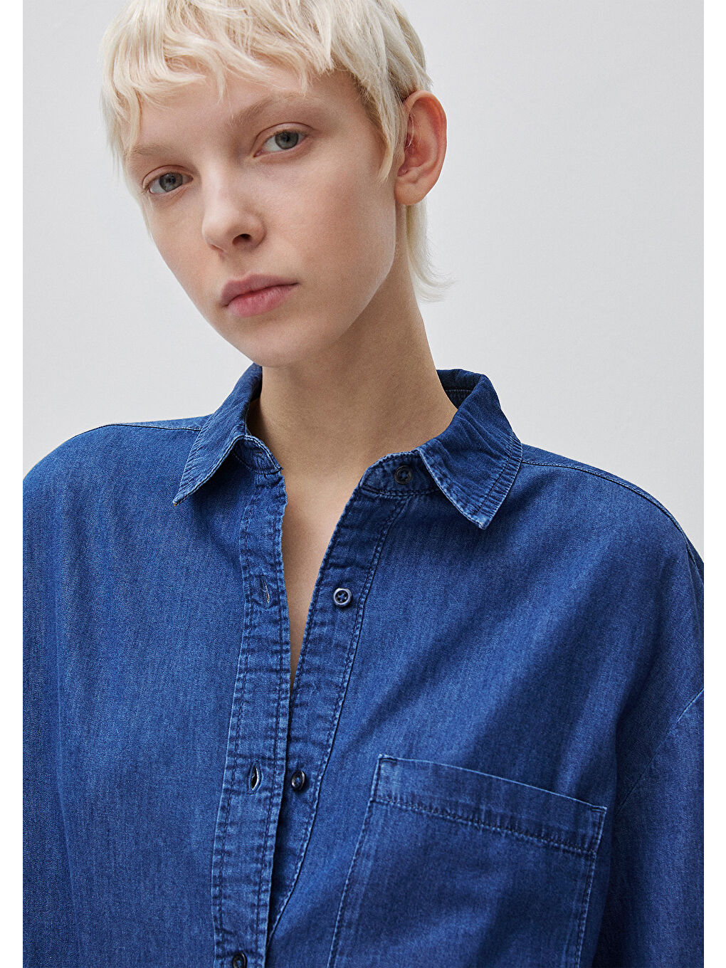Kadın Lacivert %100 Pamuk Yamalı Cepli Düğmeli Denim Gömlek-1