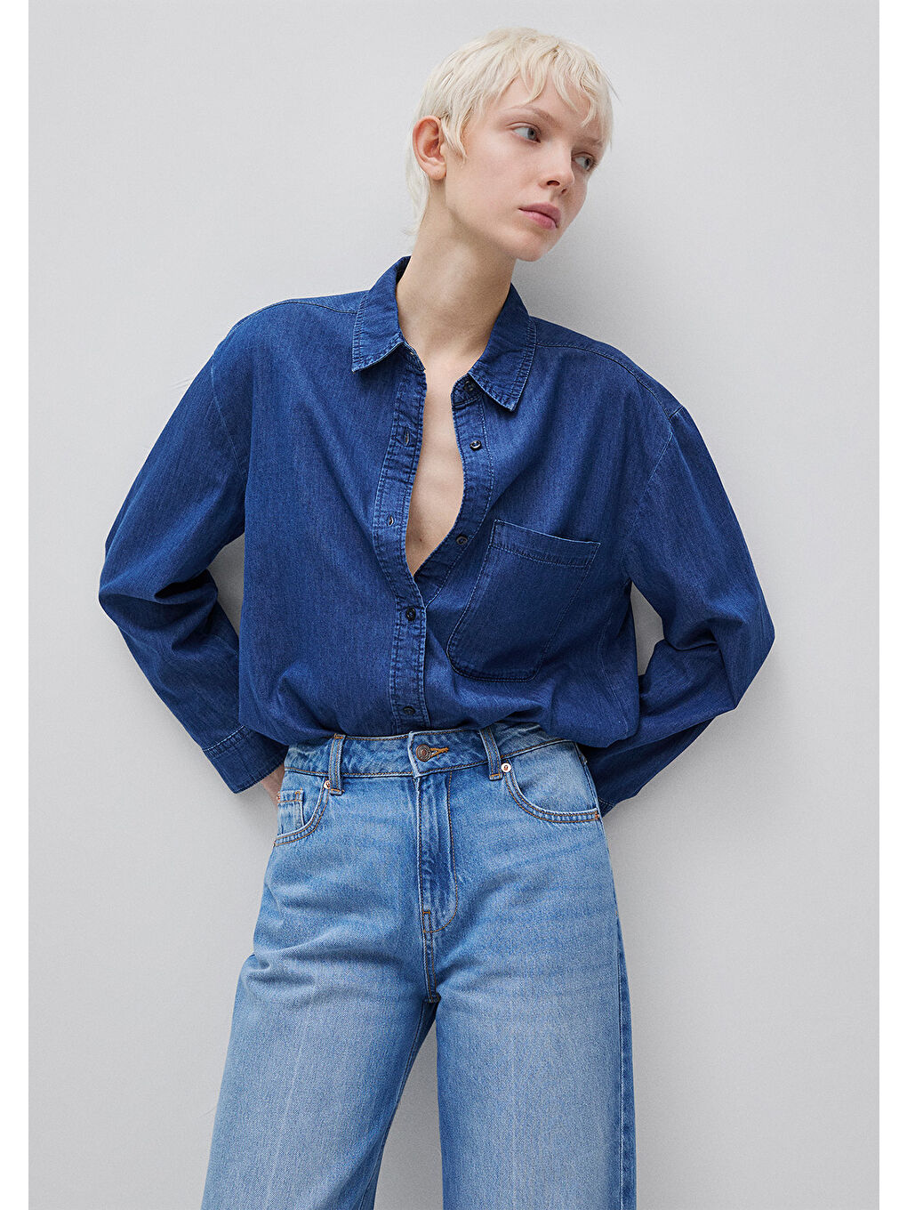 Kadın Lacivert %100 Pamuk Yamalı Cepli Düğmeli Denim Gömlek-2
