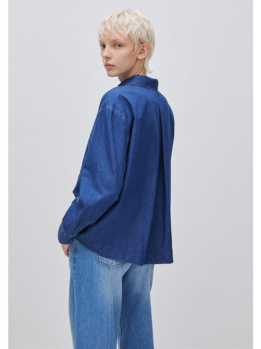 Kadın Lacivert %100 Pamuk Yamalı Cepli Düğmeli Denim Gömlek-3