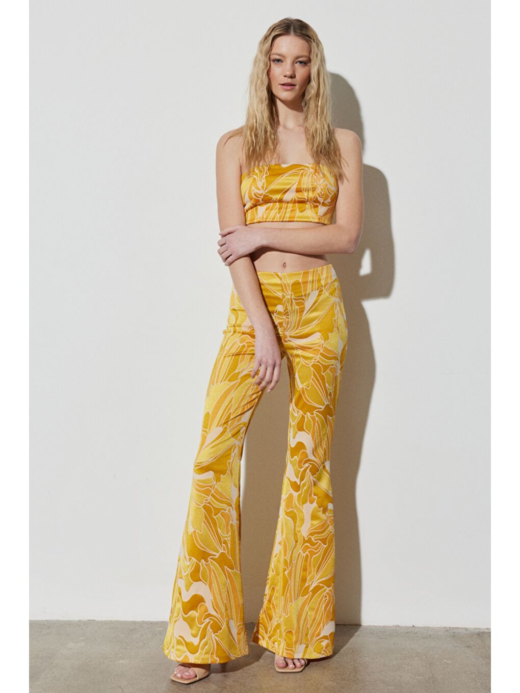 Regular Fit Normal Kesim %100 Pamuk Askılı Sarı Crop Bluz-5