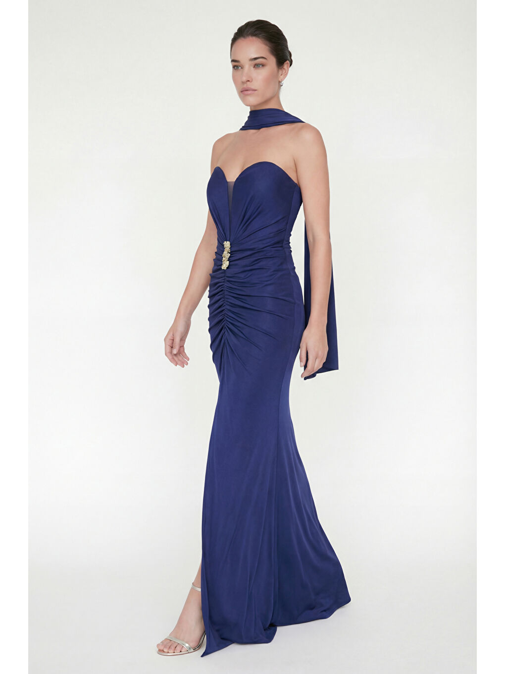 Kadın Lacivert Dar Kalıp Straplez Yaka Şal Detay Yırtmaçlı Uzun Abiye-1