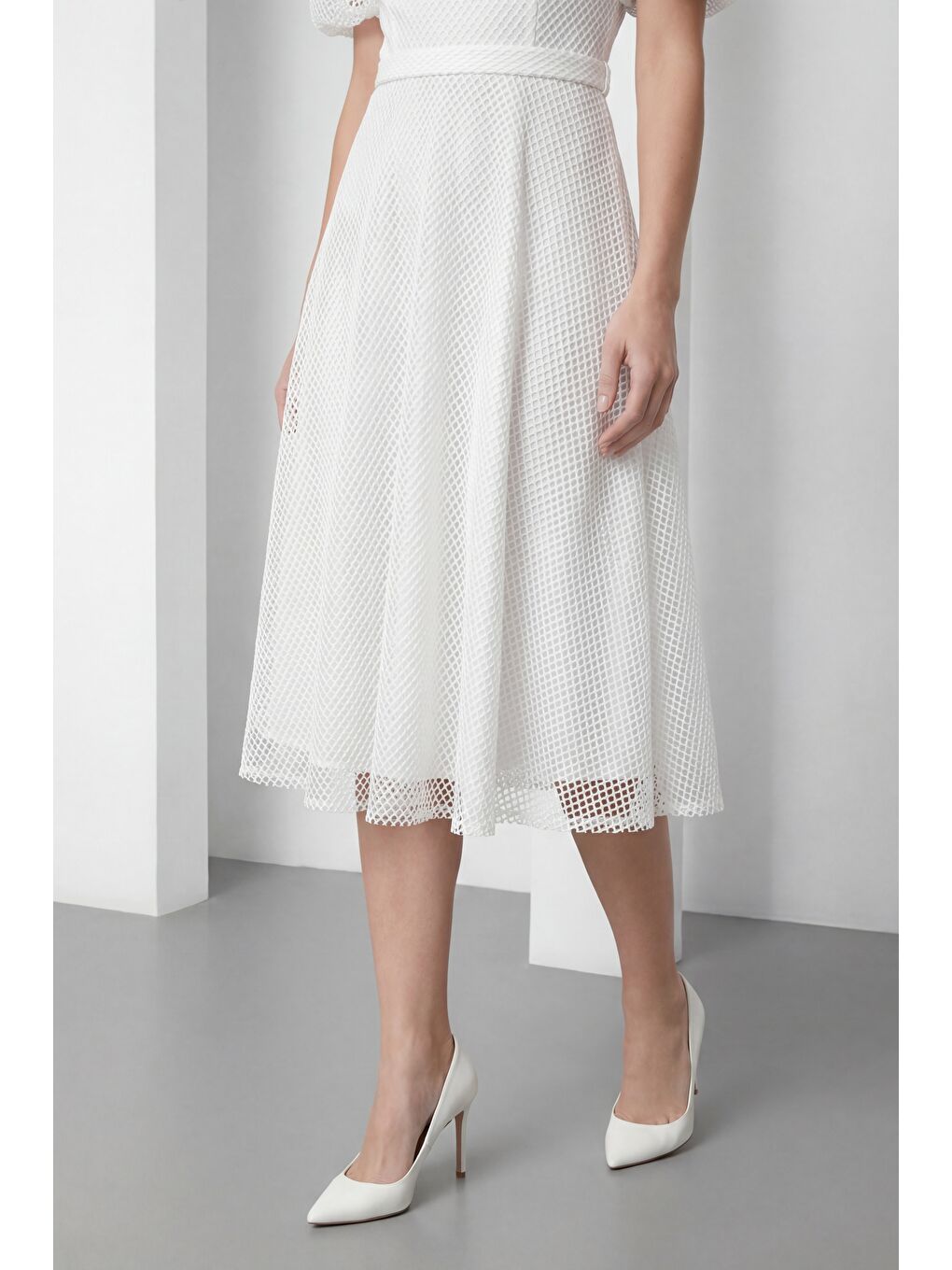 Kadın Beyaz Balon Kol File Kumaş Detaylı Midi Kloş Abiye Elbise-3