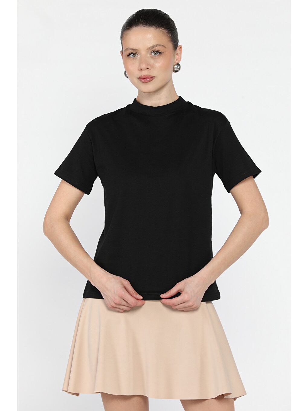 Siyah Dik Yaka Kadın Tişört-1