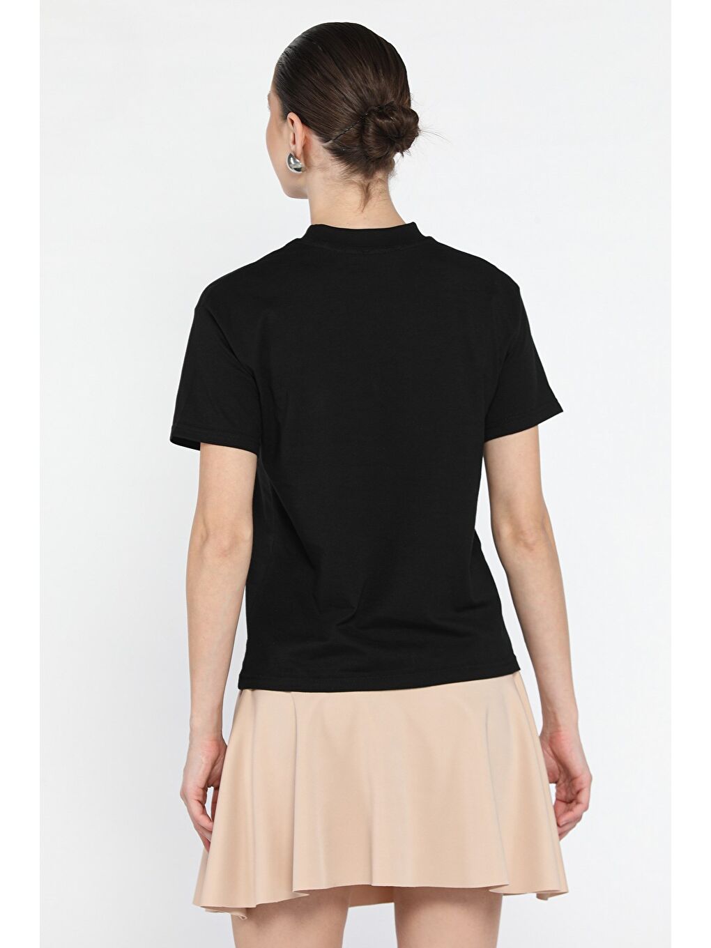 Siyah Dik Yaka Kadın Tişört-2