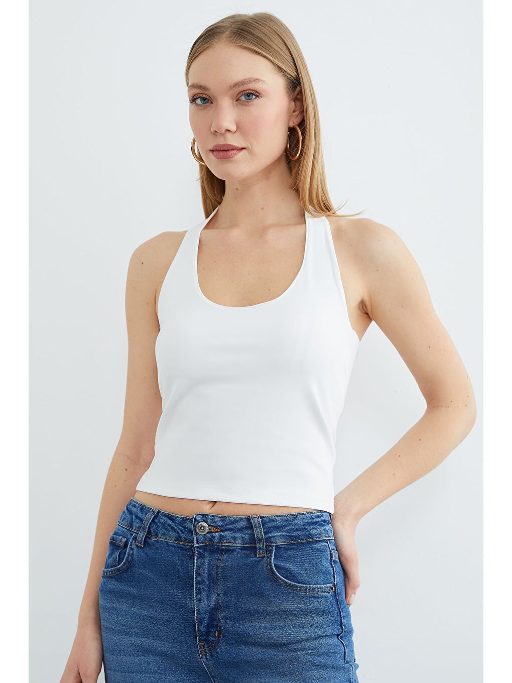 Beyaz Boyundan Geçirmeli Kaplı Bluz