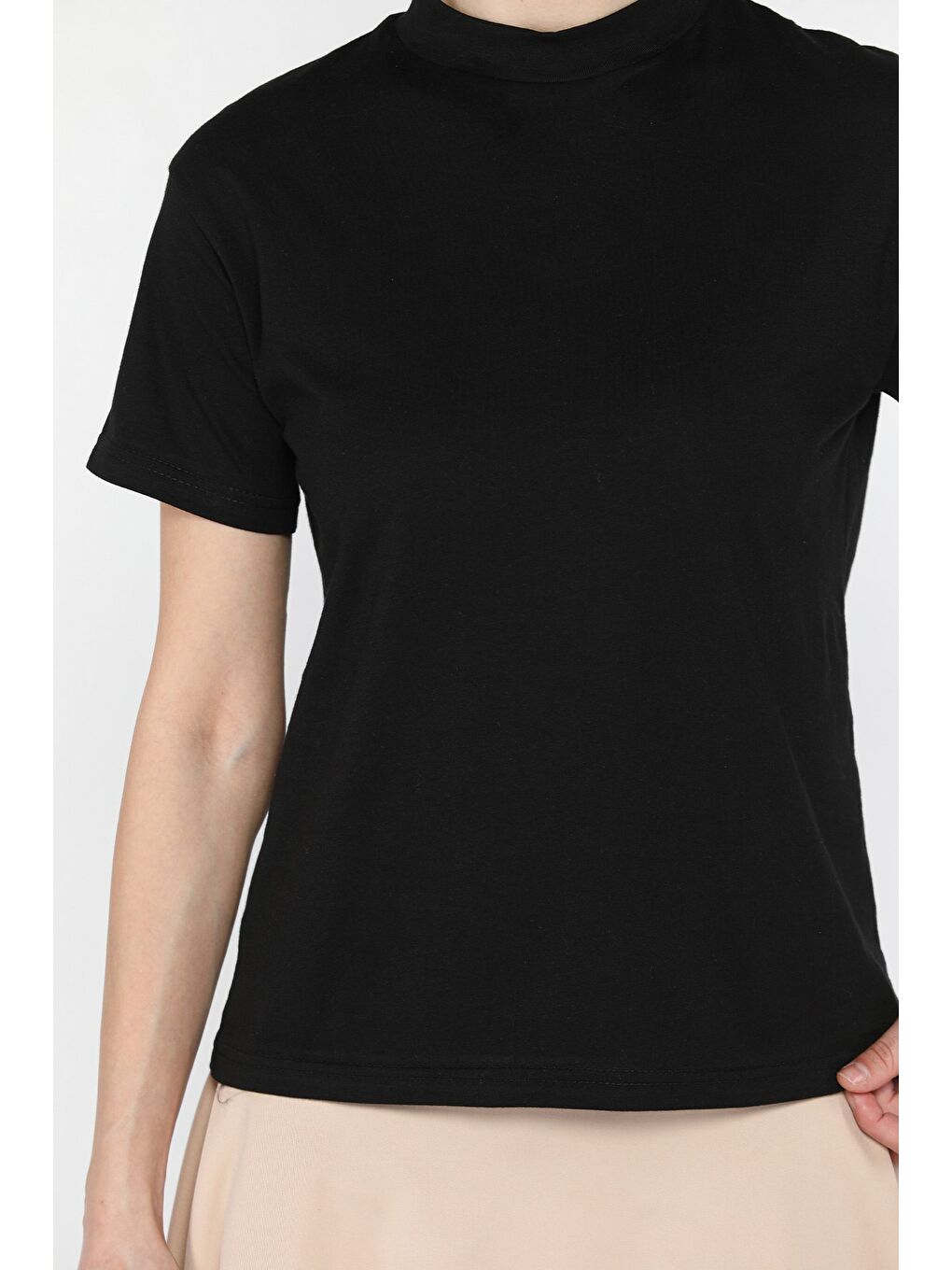 Siyah Dik Yaka Kadın Tişört-3