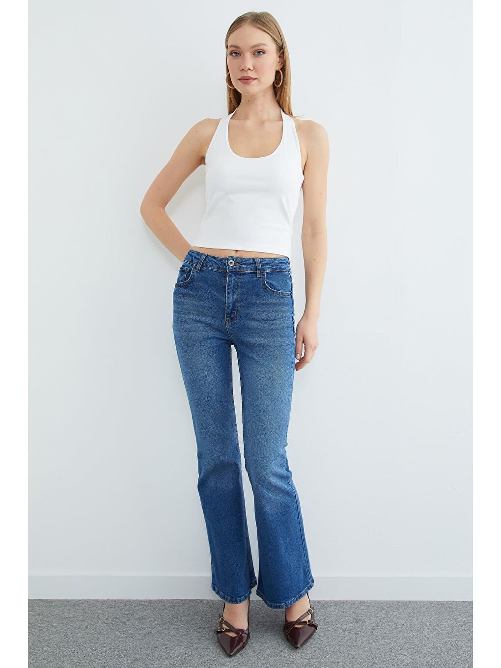 Beyaz Boyundan Geçirmeli Kaplı Bluz-3