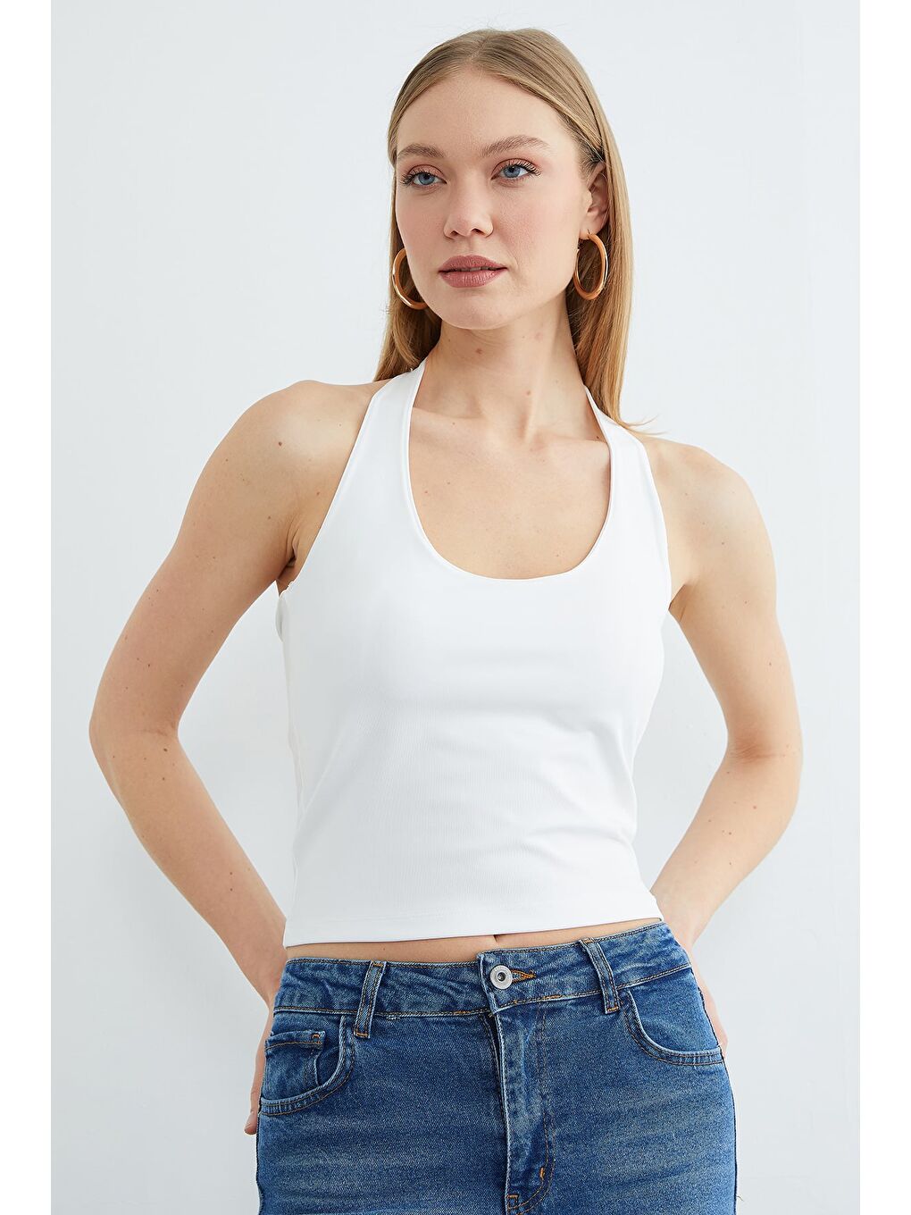 Beyaz Boyundan Geçirmeli Kaplı Bluz-4