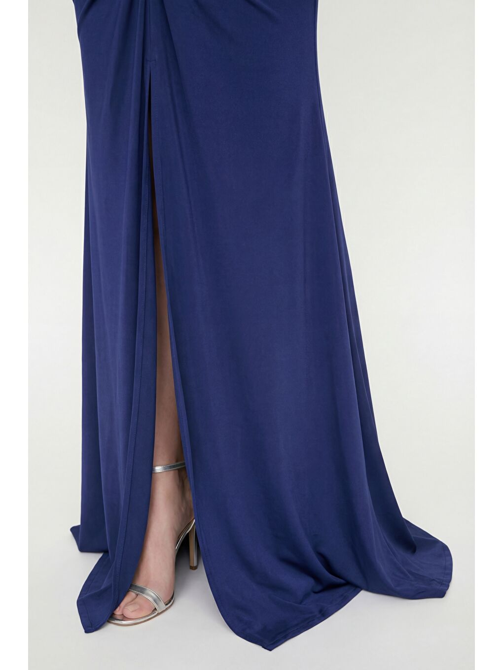 Kadın Lacivert Dar Kalıp Straplez Yaka Şal Detay Yırtmaçlı Uzun Abiye-3