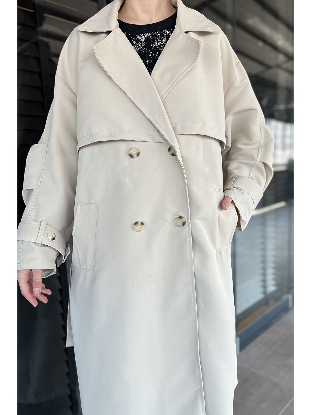 Bej Kadın Bel Kuşaklı Yırtmaçlı Oversize Trençkot-3