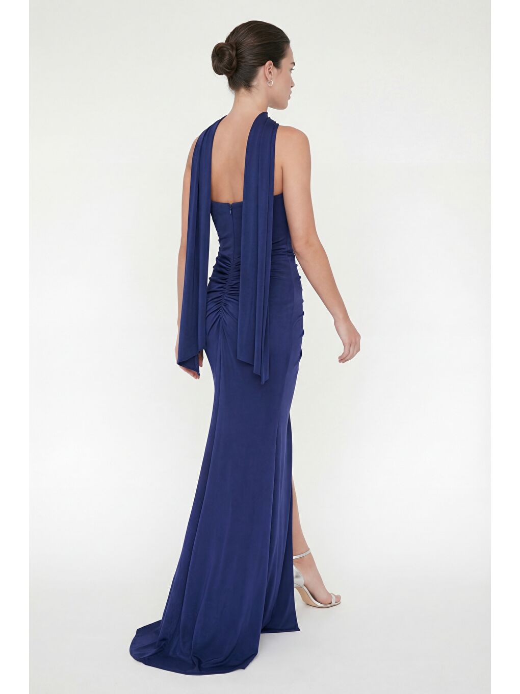 Kadın Lacivert Dar Kalıp Straplez Yaka Şal Detay Yırtmaçlı Uzun Abiye-5