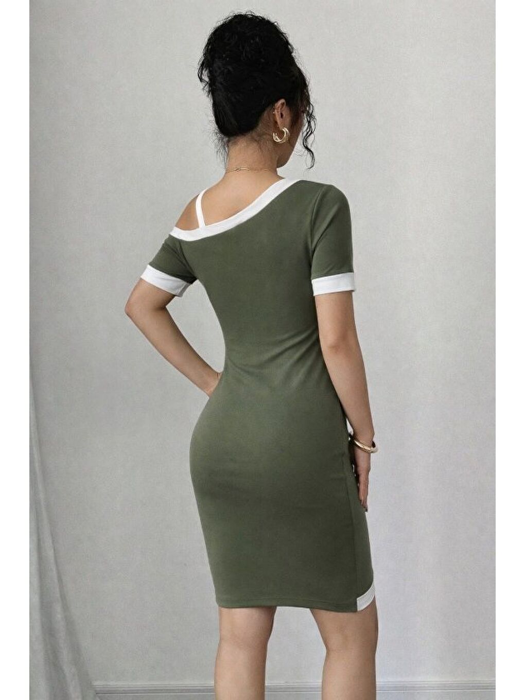 Yeşil Kadın Kısa Kollu Asimetrik Kesim Yaka şerit Ve Aksesuar Detaylı Modal Elbise-3