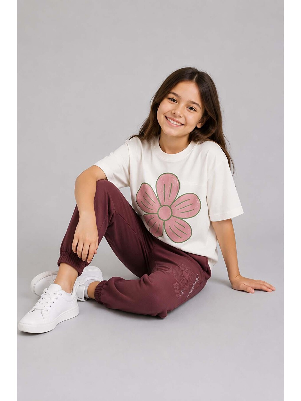 Mor Kız Çocuk Göğsüden Papatya Ve Yazı Detaylı T-shirt Çift Cep Ve İp Detaylı Eşofman Takım-1