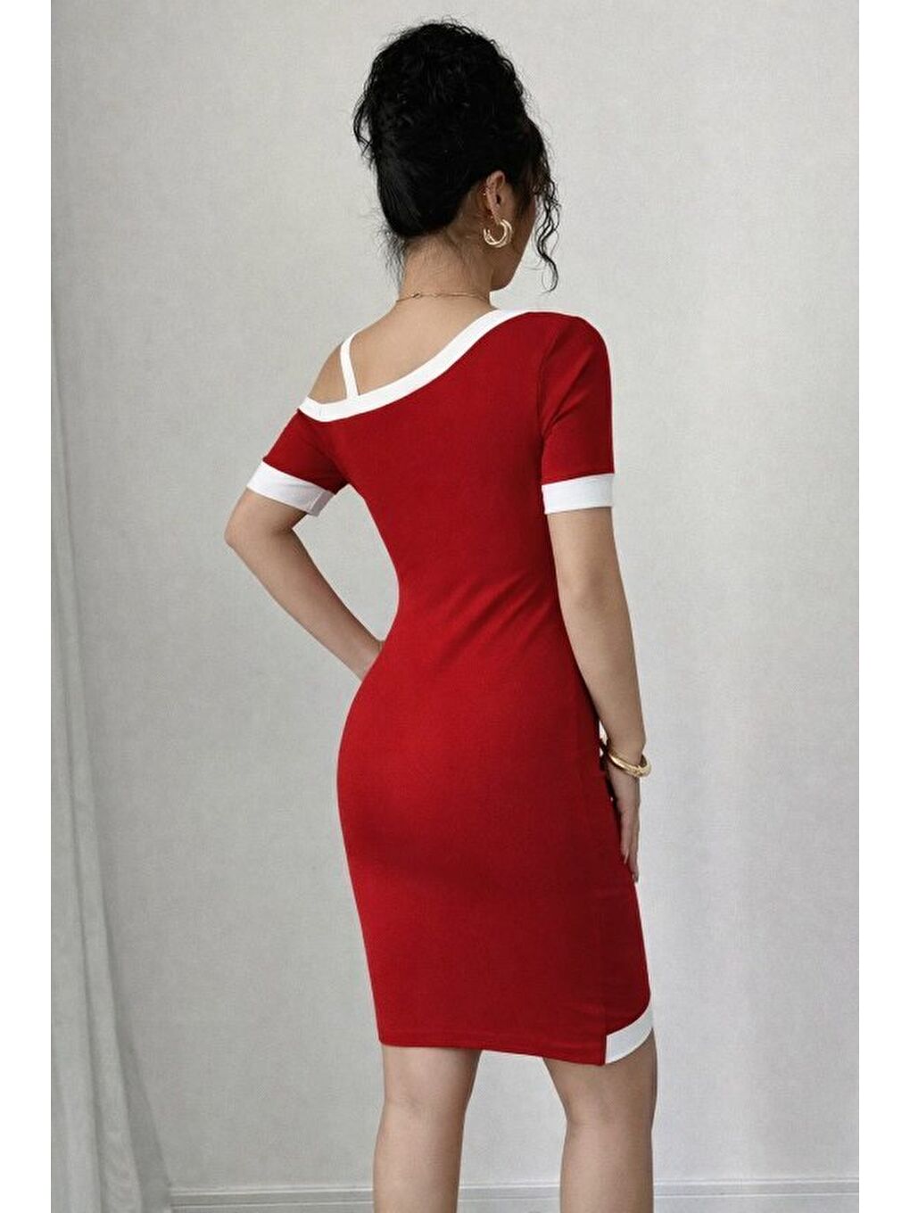 Kırmızı Kadın Kısa Kollu Asimetrik Kesim Yaka şerit Ve Aksesuar Detaylı Modal Elbise-3