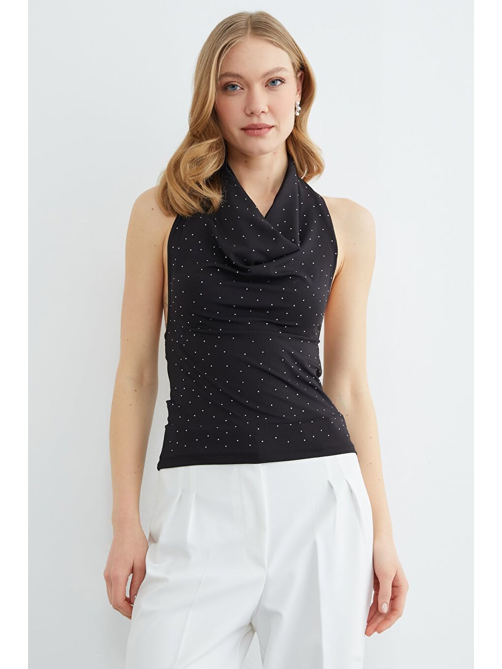 Siyah Taşlı Boyundan Geçirmeli Bluz