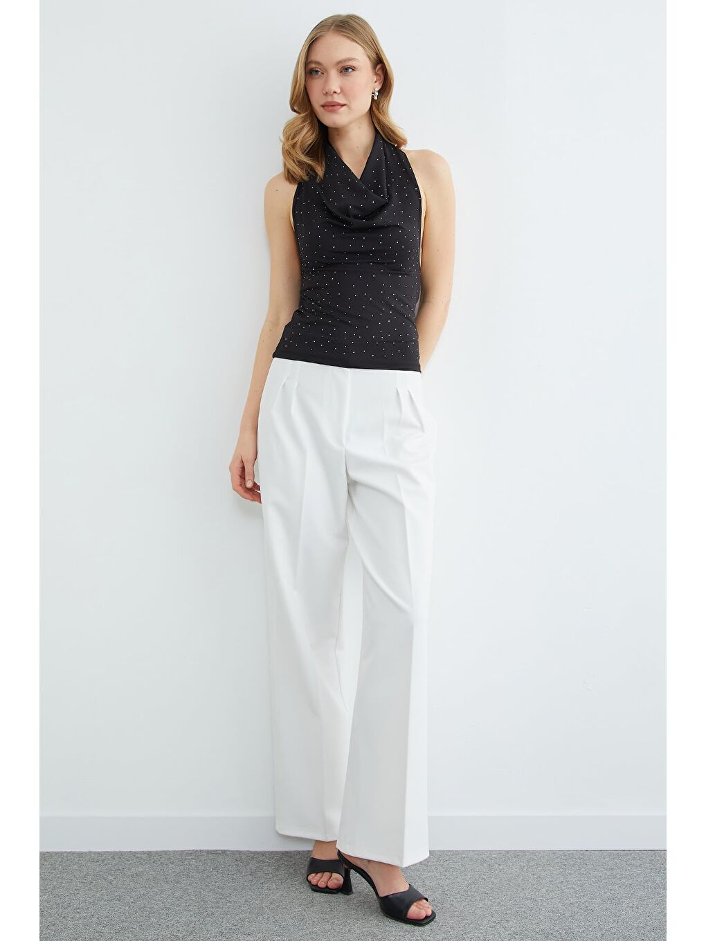 Siyah Taşlı Boyundan Geçirmeli Bluz-1