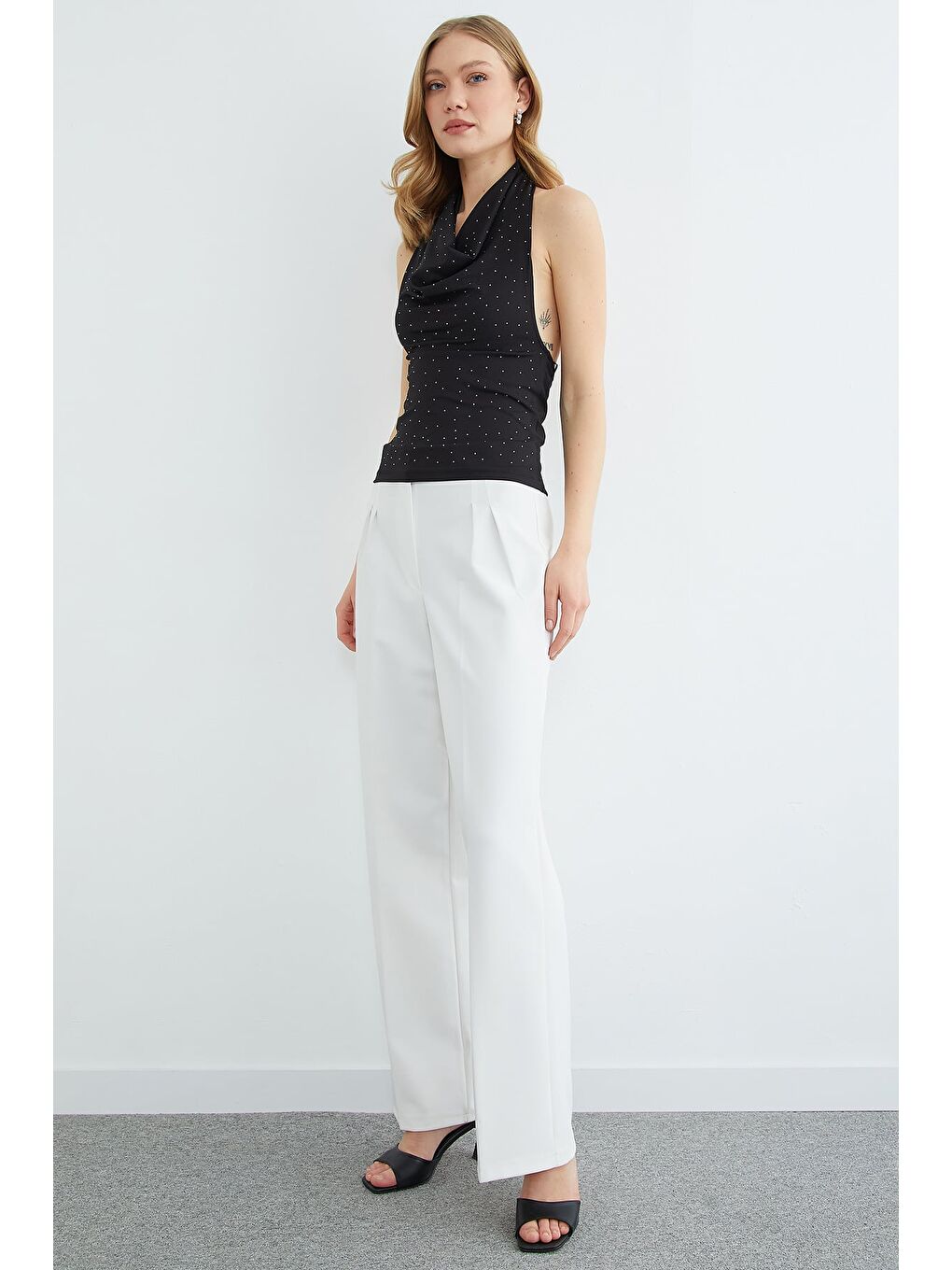 Siyah Taşlı Boyundan Geçirmeli Bluz-3