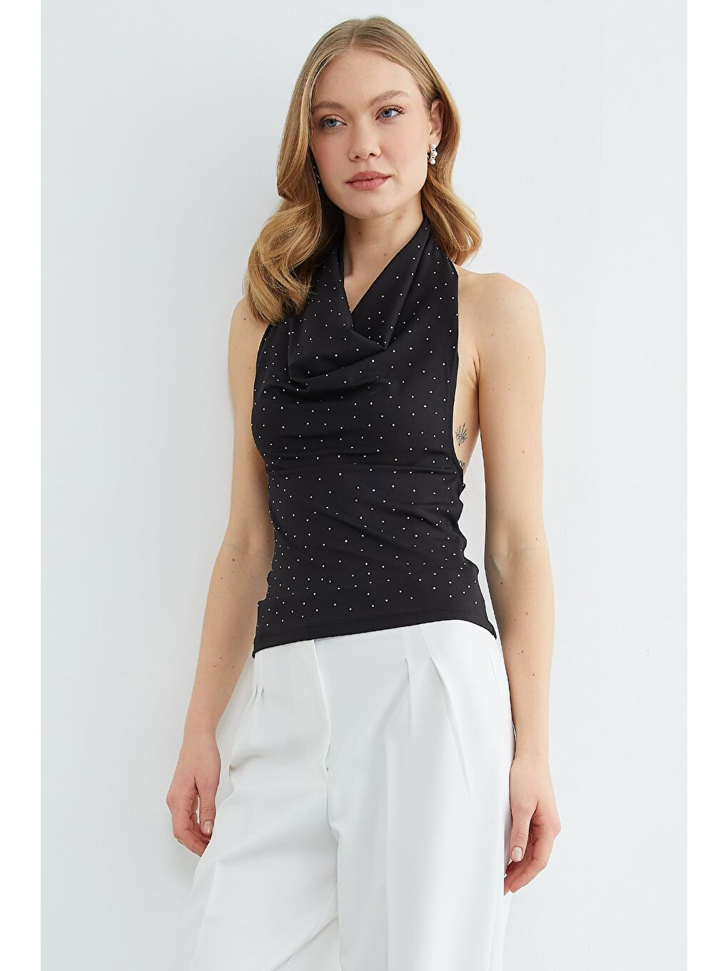 Siyah Taşlı Boyundan Geçirmeli Bluz-4