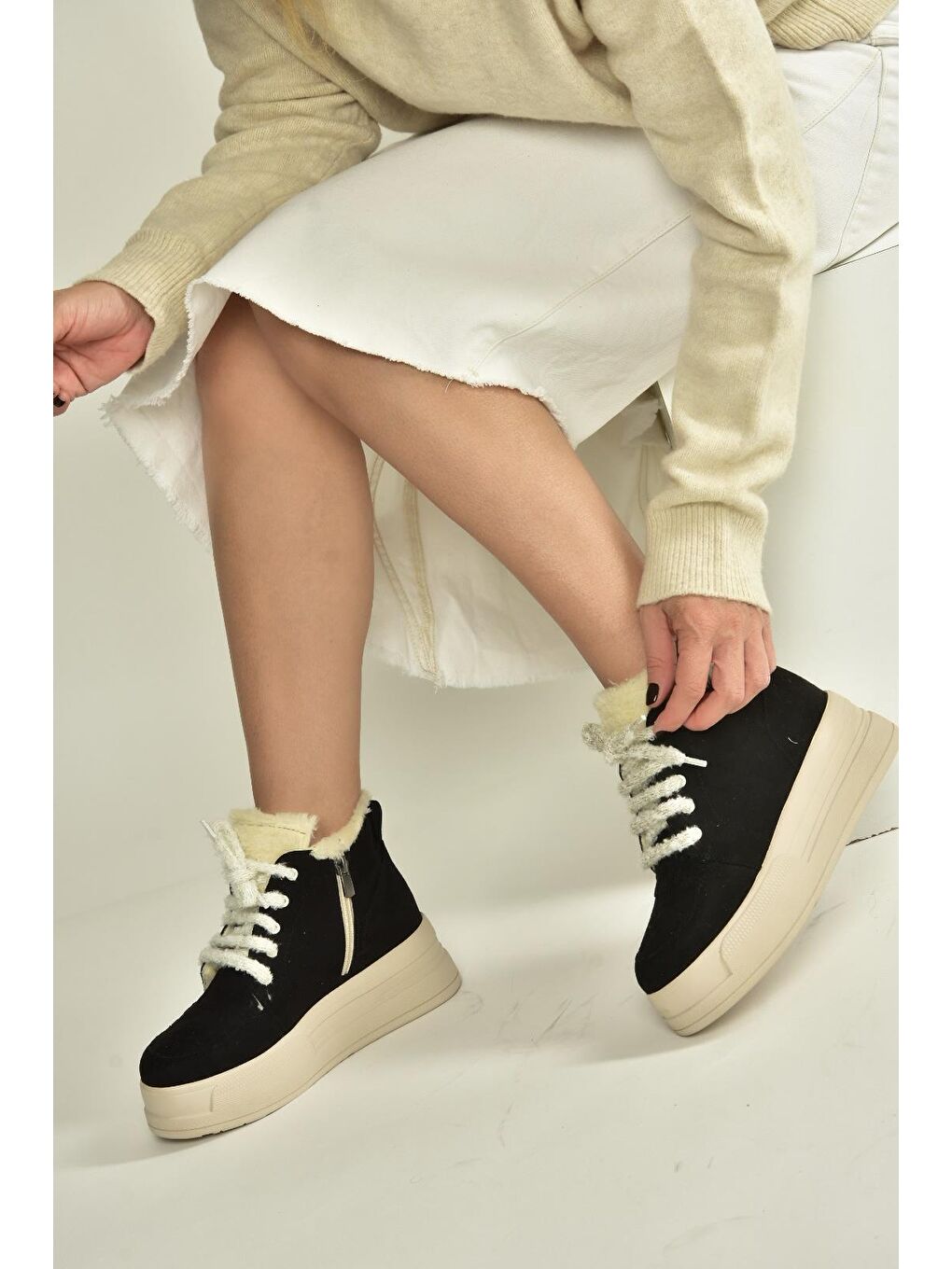 Siyah Kadın Bot V367343402-3