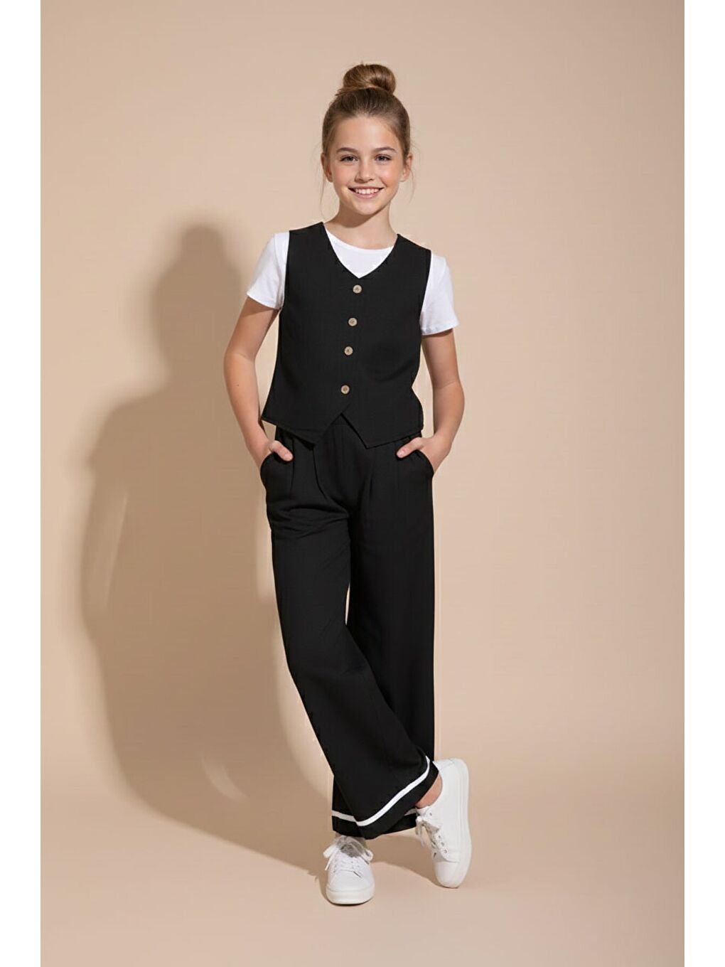 Siyah Düğmeli Keten Yelekli Geniş Paça Pantolonlu Kız Çocuk Takım 23493-3