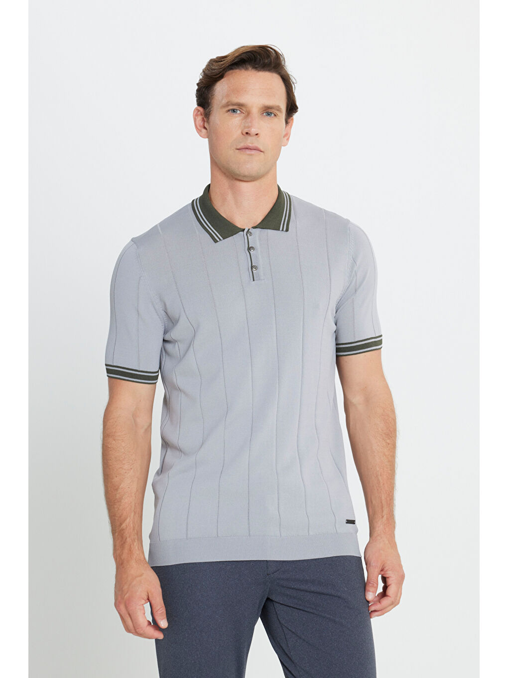 Erkek Gri-Haki Standart Fit Normal Kesim Polo Yaka Jakarlı Triko Tişört