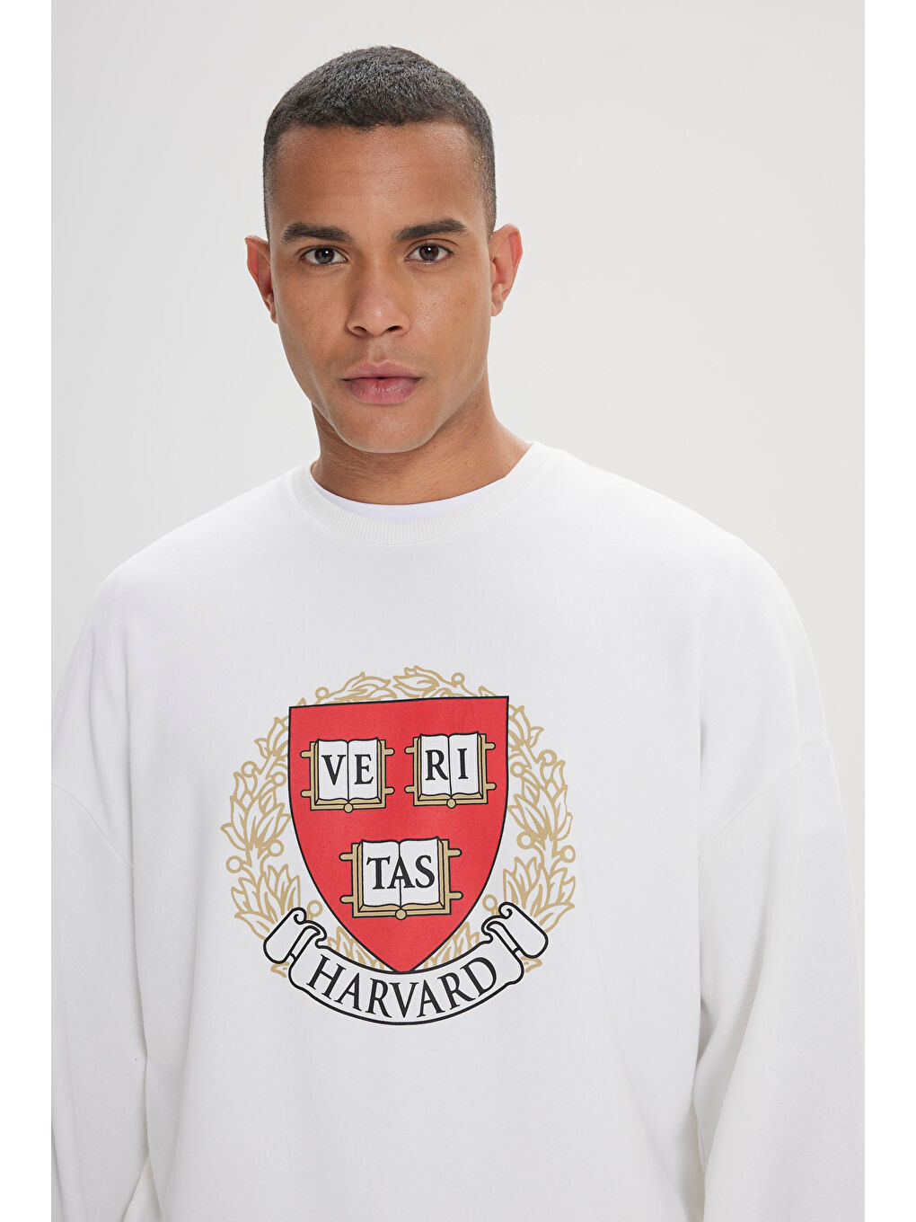Erkek Ekru Oversize Fit Bol Kesim Harvard Lisanslı 3 İplik Pamuklu Bisiklet Yaka Sweatshirt-2