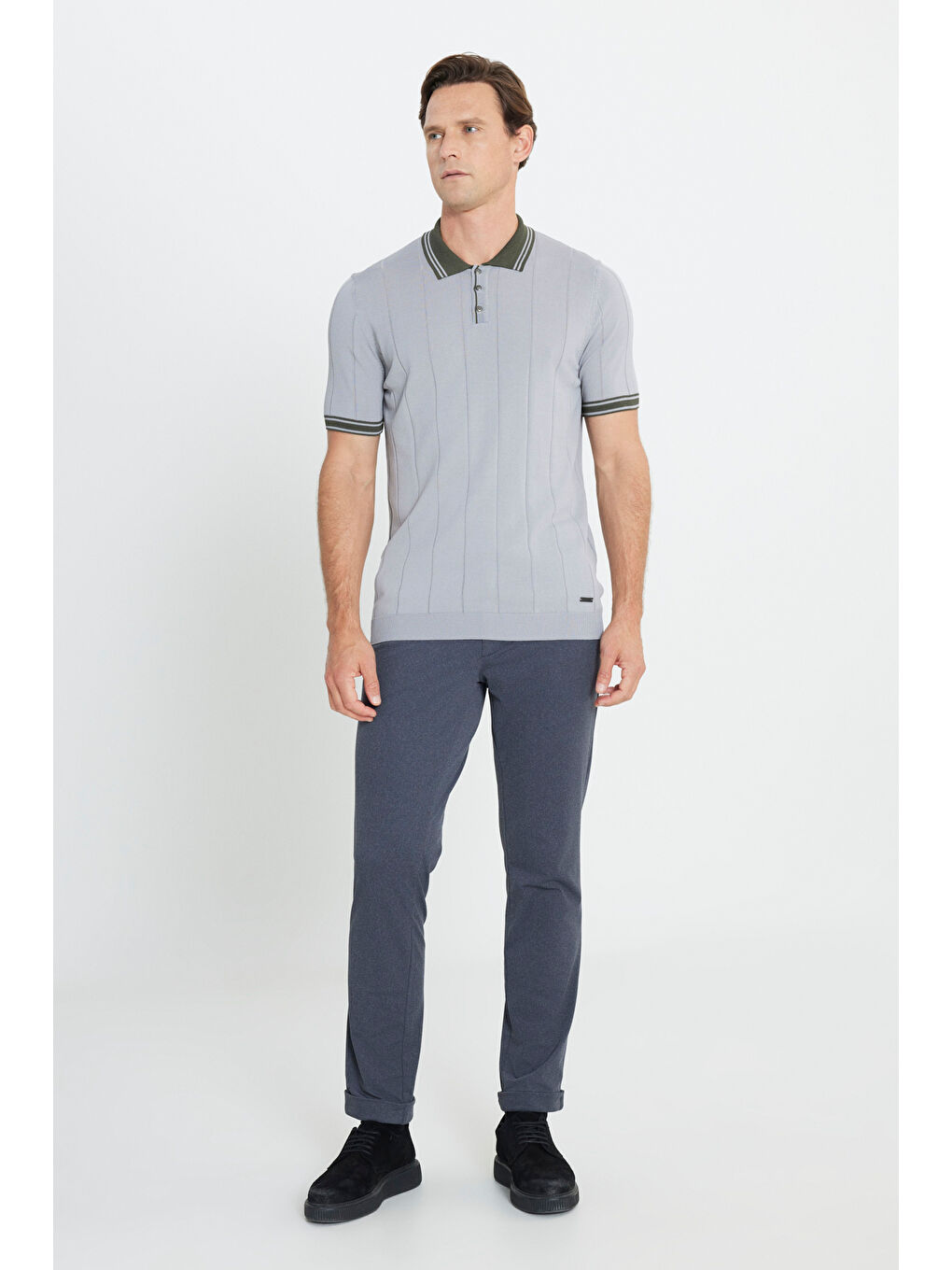 Erkek Gri-Haki Standart Fit Normal Kesim Polo Yaka Jakarlı Triko Tişört-1