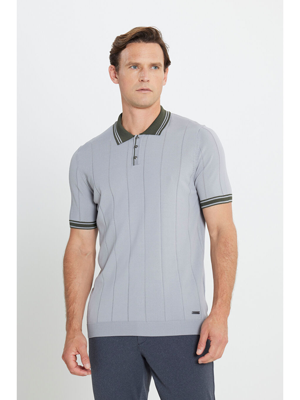 Erkek Gri-Haki Standart Fit Normal Kesim Polo Yaka Jakarlı Triko Tişört-2