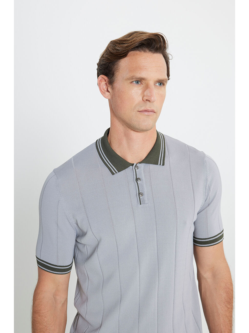 Erkek Gri-Haki Standart Fit Normal Kesim Polo Yaka Jakarlı Triko Tişört-3