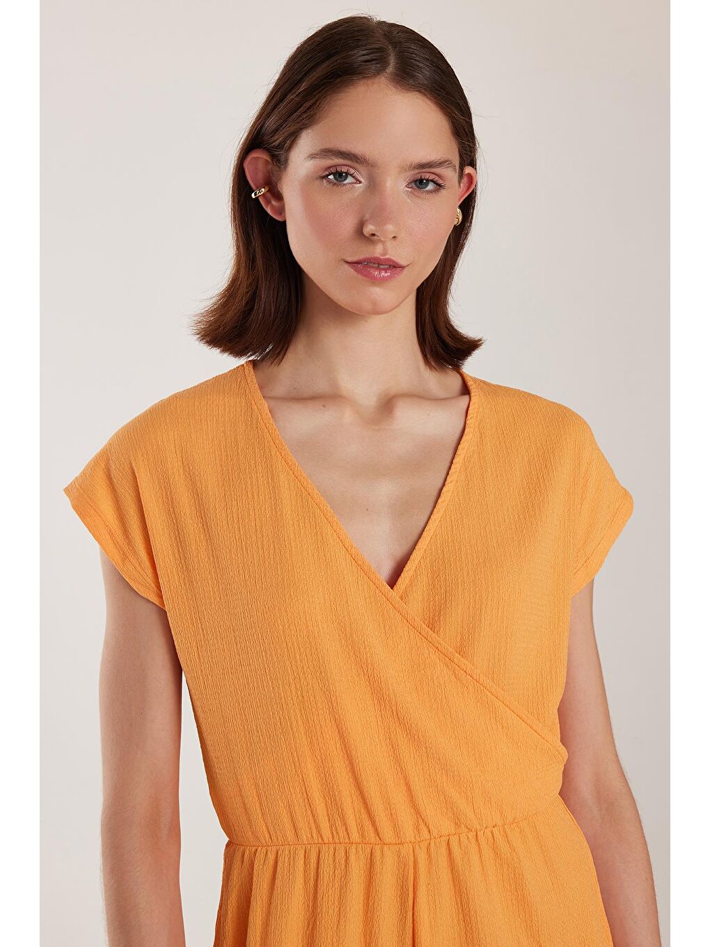 Kadın Regular Fit Kısa Kollu V Yaka Turuncu Tulum-1