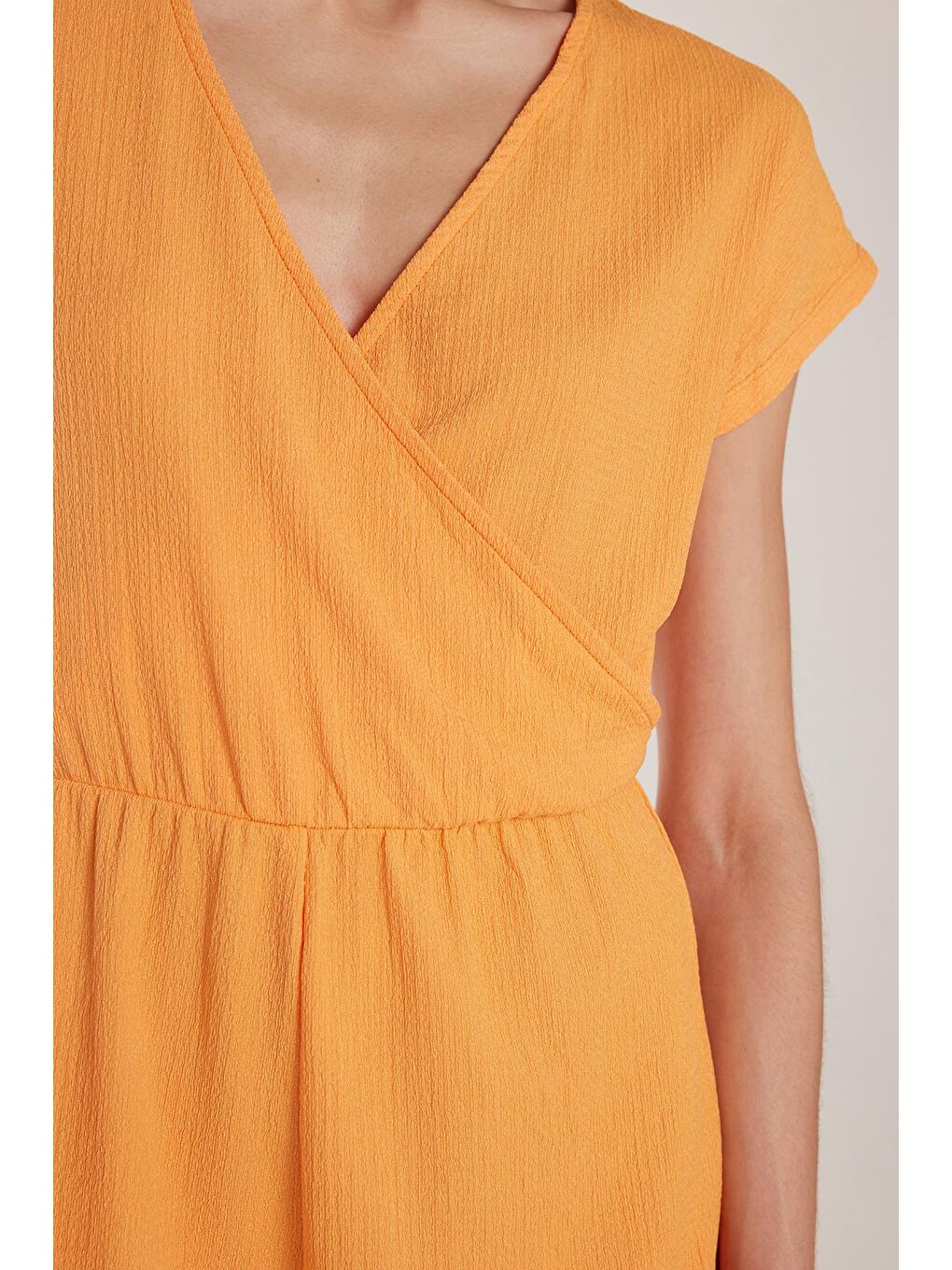 Kadın Regular Fit Kısa Kollu V Yaka Turuncu Tulum-2