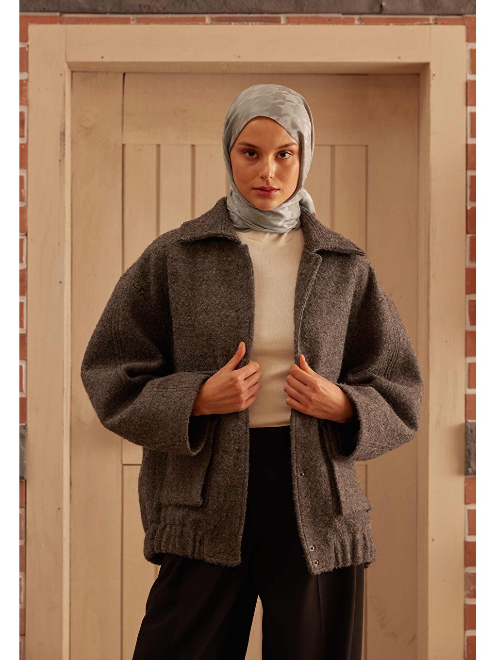 Gri Kazayağı Jakarlı Şal Koyu Grı