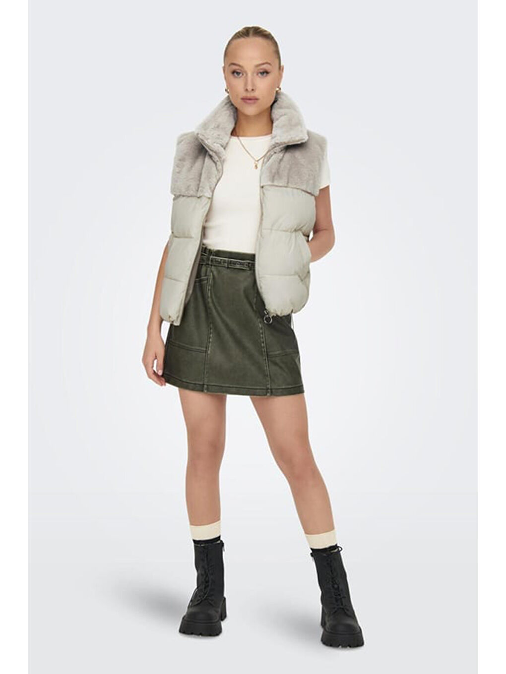 Bej Onlwanja Kapitoneli Yumuşak Tüylü Regular Fit Dik Yaka Şişme Kadın Yelek 15322053-3