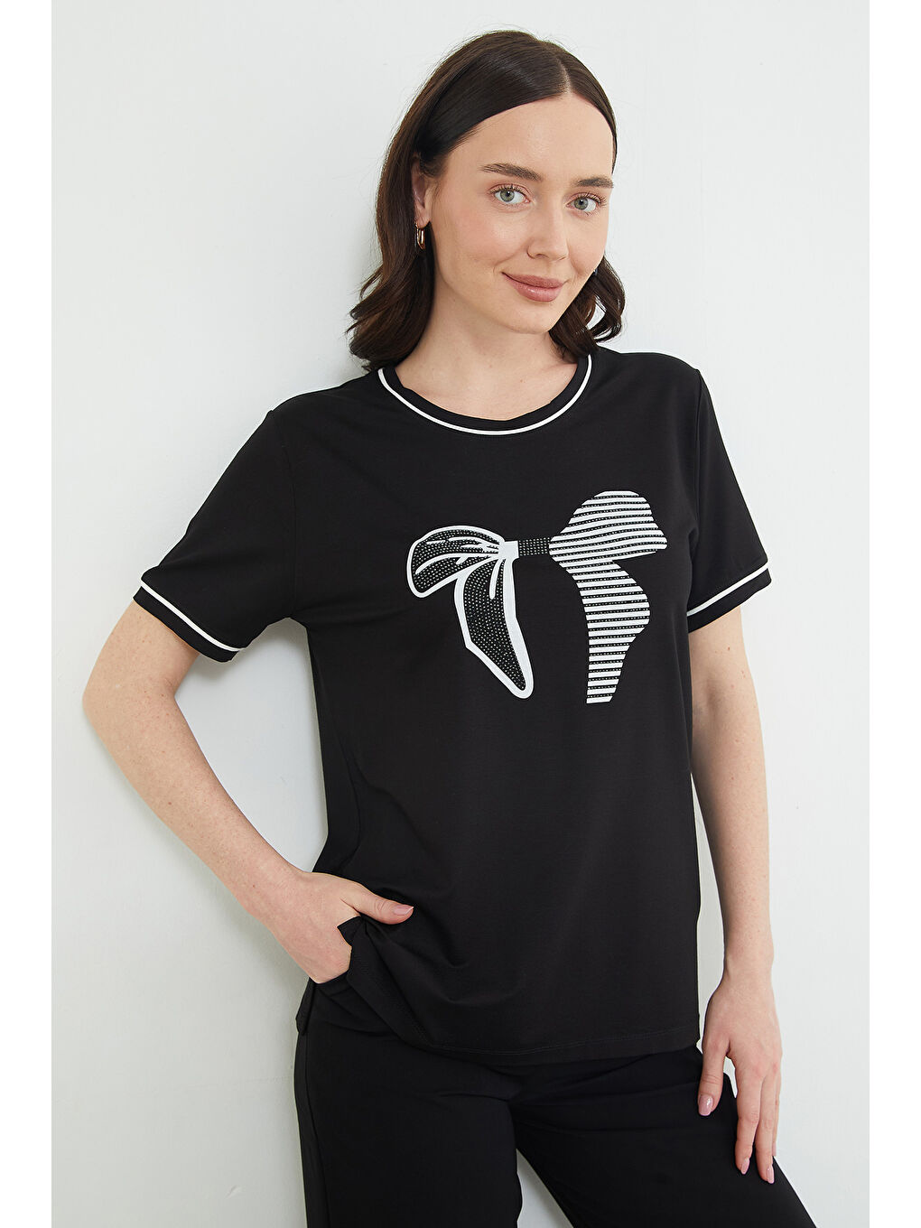 Siyah Taşlı Fiyonk Baskılı Salaş Tişört
