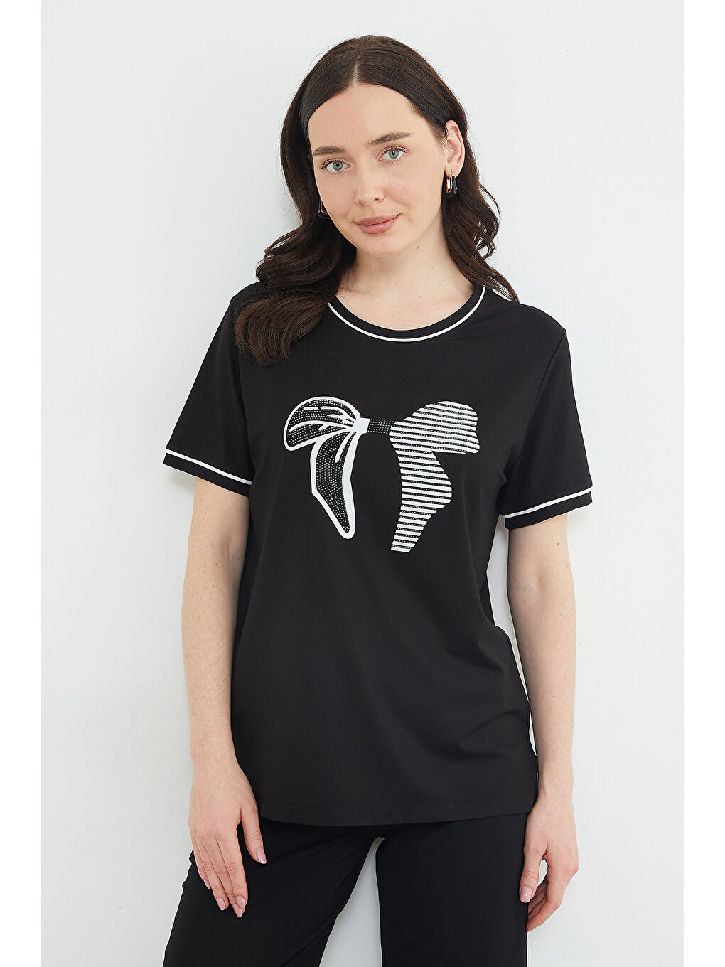 Siyah Taşlı Fiyonk Baskılı Salaş Tişört-1